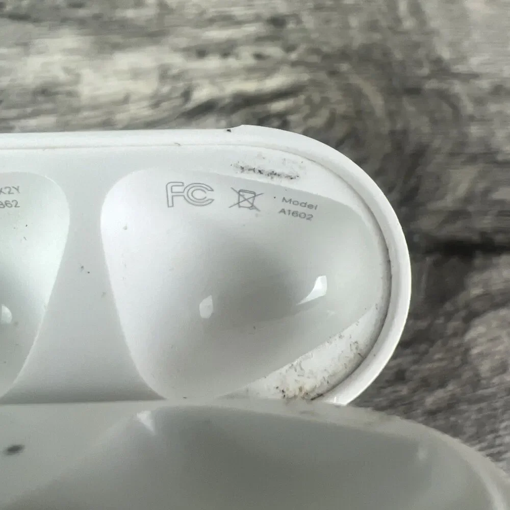 Genuine Apple AirPods 1st and 2nd Gen Replacement Charging Case - A1602